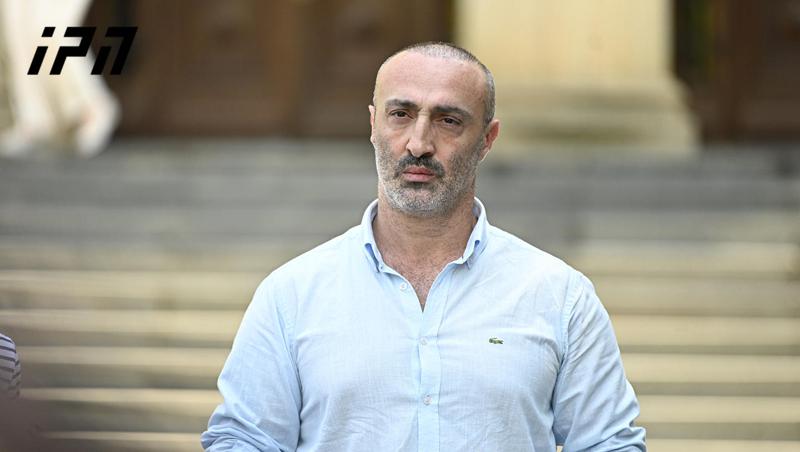 科特·伊奥塞利亚尼：我的案件是一起典型的绑架，一次由特种服务部门领导的精心策划行动——在被强行塞进车后，他们用类似眼罩的东西蒙住我的眼睛——那些人中没有一个可以辨认，所有人都戴着面具。