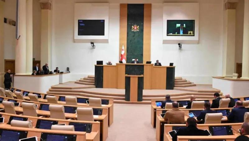 议会支持在首次审议中通过的立法方案，该方案禁止特定个人参与政党活动、担任公职以及参与选举。