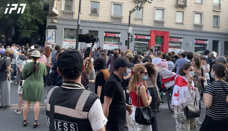 Citizens block Melikishvili Avenue
