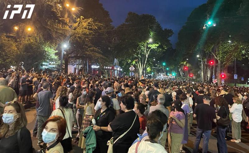 抗议者封锁恰夫恰瓦泽大道。