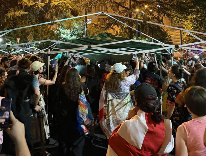 抗议者在第比利斯州立大学附近设置了2个帐篷。