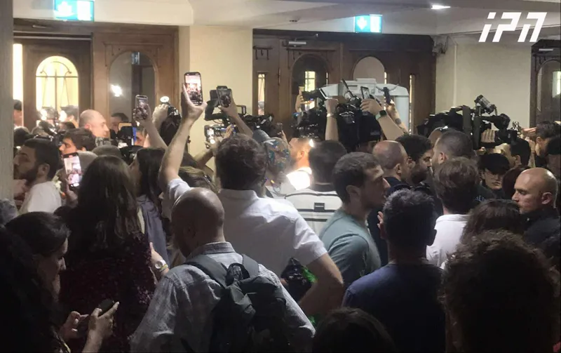 В фойе Тбилисского городского суда шумно