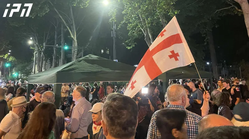 აქციის მონაწილეებმა ჭავჭავაძის გამზირზე, თსუ-სთან ორი კარავი გაშალეს