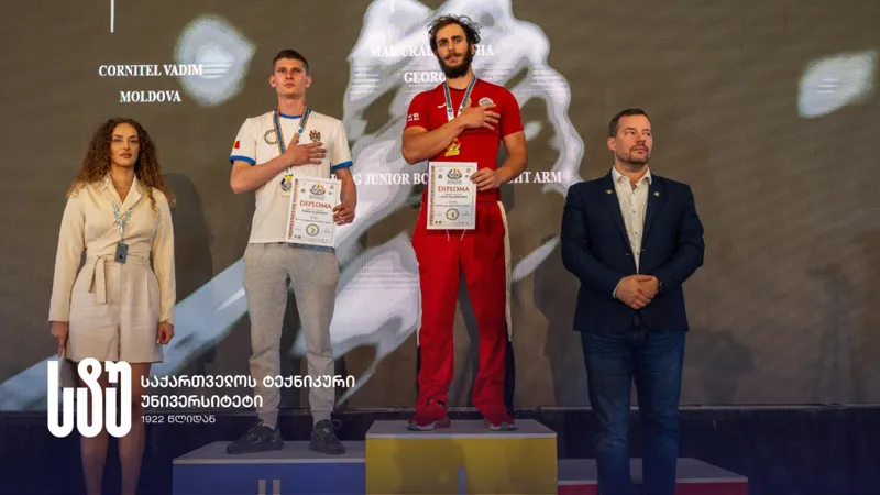 საქართველოს ტექნიკური უნივერსიტეტის რექტორი სტუდენტ ლაშა მაისურაძეს პარამკლავჭიდში ევროპის ჩემპიონობას ულოცავს