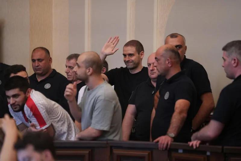 在11名在抗议活动中被拘留个人的案件中，检察官：录像显示这些个人对警察进行了相同的行动；他们的行动构成集团犯罪——我请求判定被告有罪。