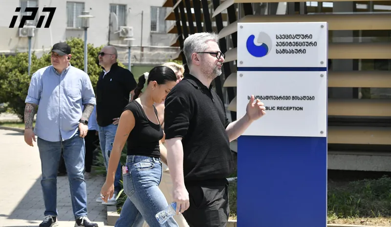 ნიკა გვარამია, რომელსაც პატიმრობა შეეფარდა, რუსთავის მე-12 საპატიმროსთან თავად მივიდა