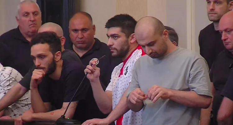 Rezo Kiknadze：我在对Merab Dvalishvili说话。他们提到了“良心犯”，他不理解：我们在一场集会上被逮捕，当时我们正在要求一个欧洲的未来——我们希 望欧洲和美国成为格鲁吉亚的朋友，你非常热爱的那同一个美国。