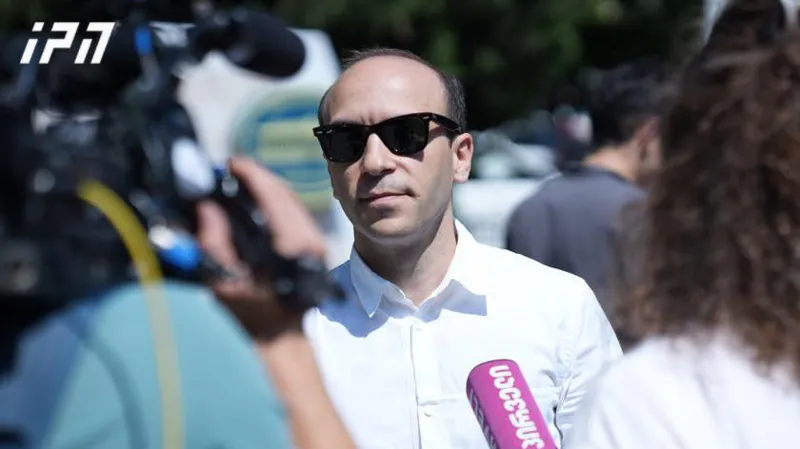 ადვოკატი - ნიკა გვარამიას გადაწყვეტილებით, ადვოკატებმა პროცესზე არც შესავალი სიტყვა წარმოვთქვით და არც მოწმისთვის დაგვისვამს კითხვები - როცა მათე დევიძე ციხეში გაუშვეს, ნიკა გვარამიას პატიმრობაზე საუბარი მიზანშეწონილად არ მიგვაჩნია