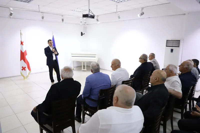 გიორგი ჯინჭარაძე ვალერი არქანიას სახელობის არტგალერეაში, აფხაზეთიდან დევნილ ვეტერანებს შეხვდა