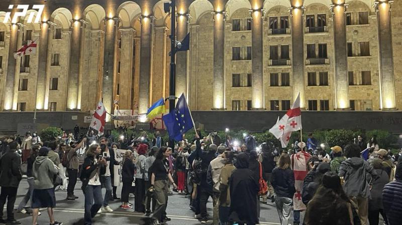 პარლამენტთან საპროტესტო აქცია მიმდინარეობს