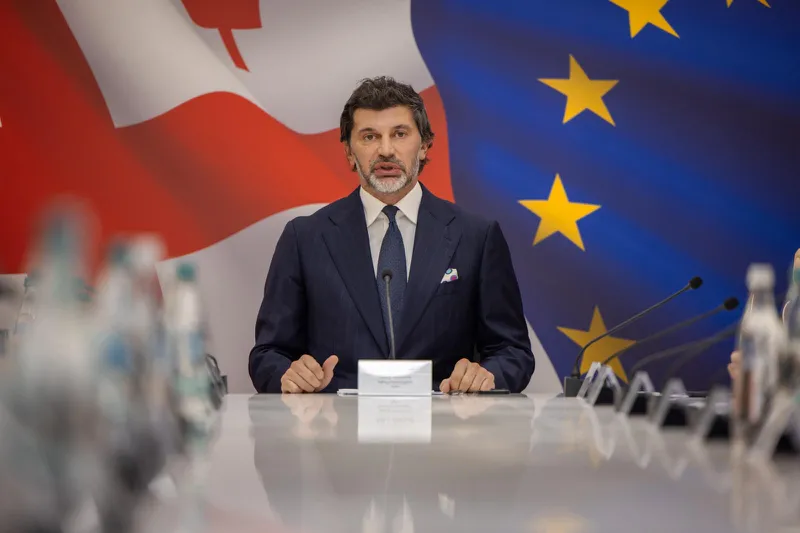 გმირთა მოედანზე მდებარე ესტაკადას გეგმური მონიტორინგი ჩაუტარდება, რის გამოც 19 ივნისიდან 7 ივლისის ჩათვლით, დღეგამოშვებით, ღამის საათებში ესტაკადაზე საავტომობილო მოძრაობა სრულად შეიზღუდება