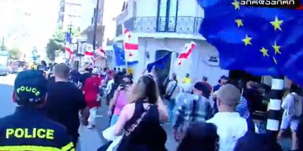 მედიის მხარდასაჭერად ავლაბრის მეტროდან მარეგულირებელი კომისიის მიმართულებით აქცია-მსვლელობა მიმდინარეობს