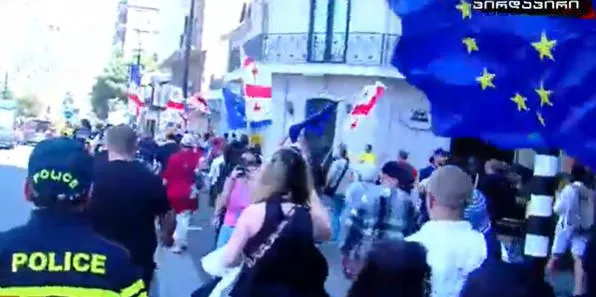მედიის მხარდასაჭერად ავლაბრის მეტროდან მარეგულირებელი კომისიის მიმართულებით აქცია-მსვლელობა მიმდინარეობს