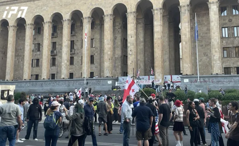 რუსთაველის გამზირზე საპროტესტო აქცია ლოზუნგით: „ჩვენ გვახსოვს“ მიმდინარეობს