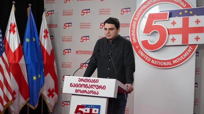 ლევან სანიკიძე - რომეო მიქაუტაძე იყო პირი, რომელიც ღარიბაშვილის პრემიერ-მინისტრობის დროს იყო შავი სალაროს მთავარი „ხაზინადარი“ და როგორც ჩანს, კობახიძეს ფული ერთი ჯიბიდან, მეორეში გადააქვს - ეს არის შიდა კლანური დაპირისპირება
