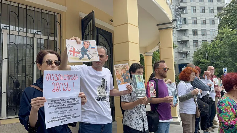 „თავისუფლება მზიას“ - ამ შეძახილებით ბათუმის საქალაქო სასამართლოსთან ჟურნალისტები საპროტესტო აქციას მართავენ