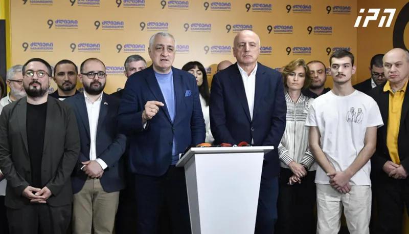 马穆卡·哈扎拉泽：致祖拉，致尼卡，以及致尼卡——我会向我们在监狱里的朋友证明，如果我们都站出来，我们就能夺回第比利斯！现在，坐在家里，一败涂地地垂下你的双手和耳朵，是犯罪！这正是伊万尼什维利想要的！