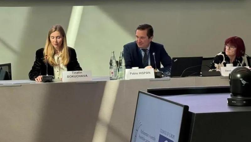 蒂娜·博库查瓦在欧洲委员会大会上发言：我敦促你们，作为立法者，呼吁你们的国家政府对伊万尼什维利及其政权代表实施制裁，因为这是施加外部压力的唯一方式。