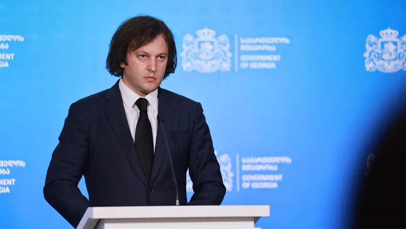 Ираклий Кобахидзе выступает с докладом о исполнении программы правительства на пленарном заседании парламента Грузии