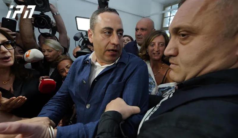 格奥尔基·瓦沙泽：我很好；消息是我从308牢房给你写信 — 囚犯不是被物理拘留的那个人，而是外面的人却无法理解自由的本  质；我们的武器是团结和战斗到底！