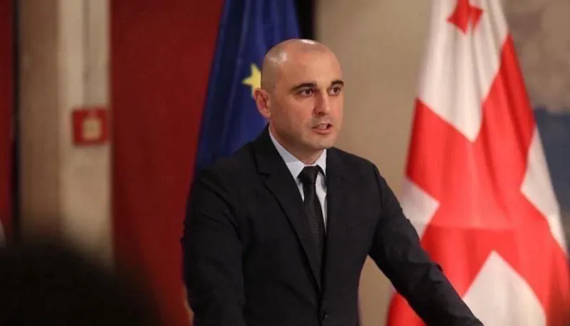 ლევან ხაბეიშვილი - პოლიტიკოსი თუ უარს ამბობს არალეგიტიმური ხელისუფლების "არჩევნებში" მონაწილეობაზე,  მაშინ მეორე გზა არის მშვიდობიანი დამხობა, მშვიდობიანი რევოლუცია - არანაირი მესამე გზა არ არსებობს
