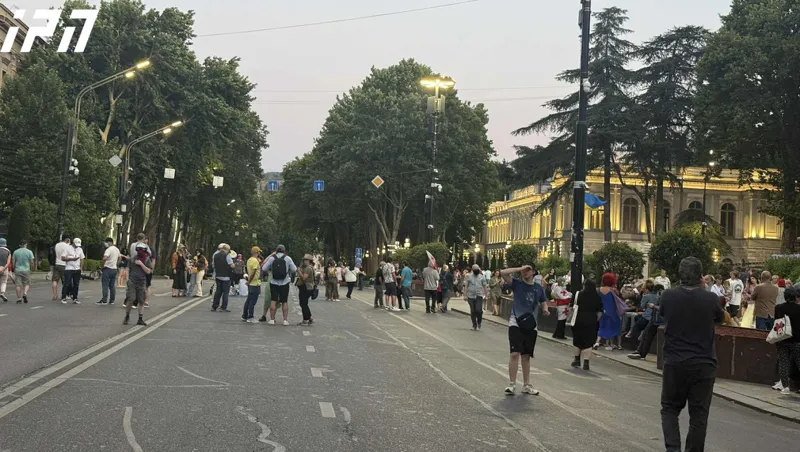 რუსთაველის გამზირზე საპროტესტო აქცია განახლდა - მოქალაქეებმა საავტომობილო გზა გადაკეტეს