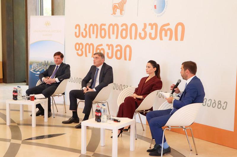 “‘Ambassadori Island Batumi’项目的演示以讨论形式在‘经济论坛’上举行。”