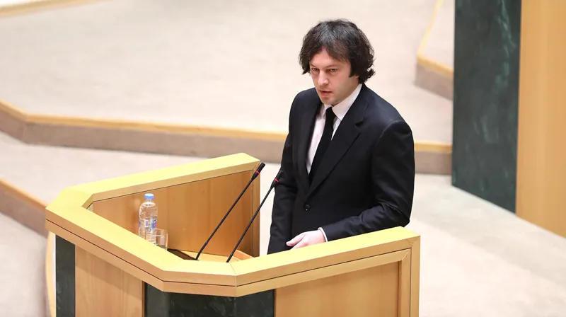 议会中针对首相的质询正在进行。