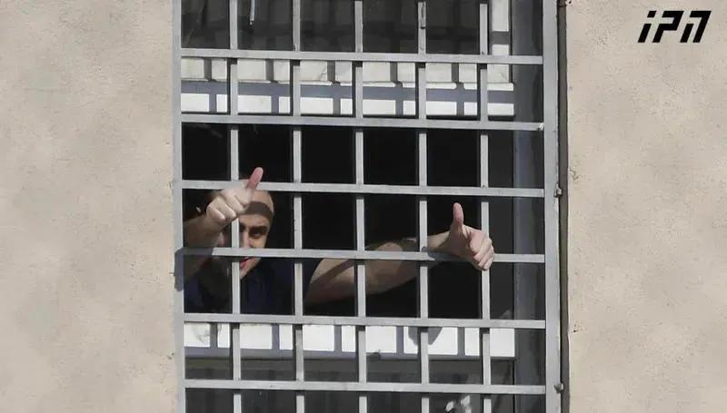 尼卡·梅利亚：在监狱里，它就像一种梦幻状态；再多一点，古拉姆·阿布桑泽也会被逮捕，然后古拉姆先生会再次挖隧道并带我们一起走——这个冒险不应该以任何小于那个场景的方式结束。