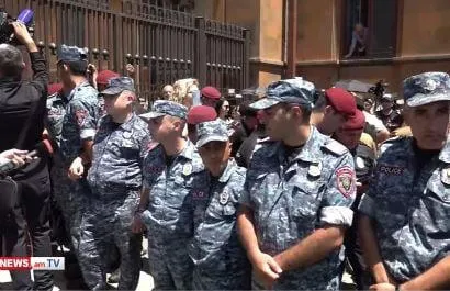 Служба Национальной безопасности Армении – Призываем архиепископа Микаэля Аджапахяна, не скрываться от правоохранительных органов – Призываем граждан воздержаться от эскалации ситуации