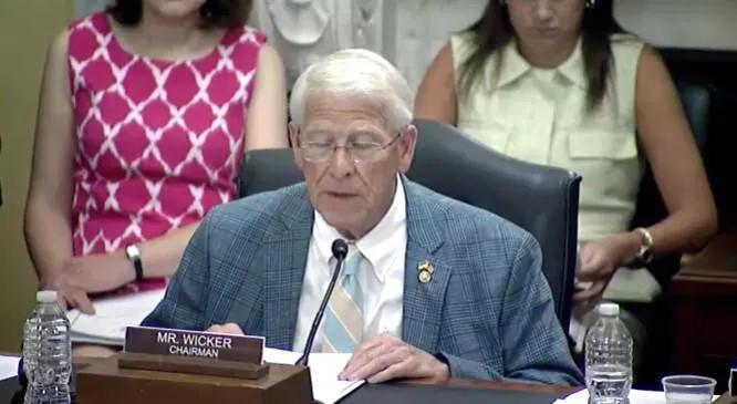 Roger Wicker: 格鲁吉亚梦想党悲剧性地停止了该国的欧大西洋一体化进程——与欧洲疏远，同时深化与俄罗斯的伙伴关系。它现在享有从事腐败和参与镇压的自由。