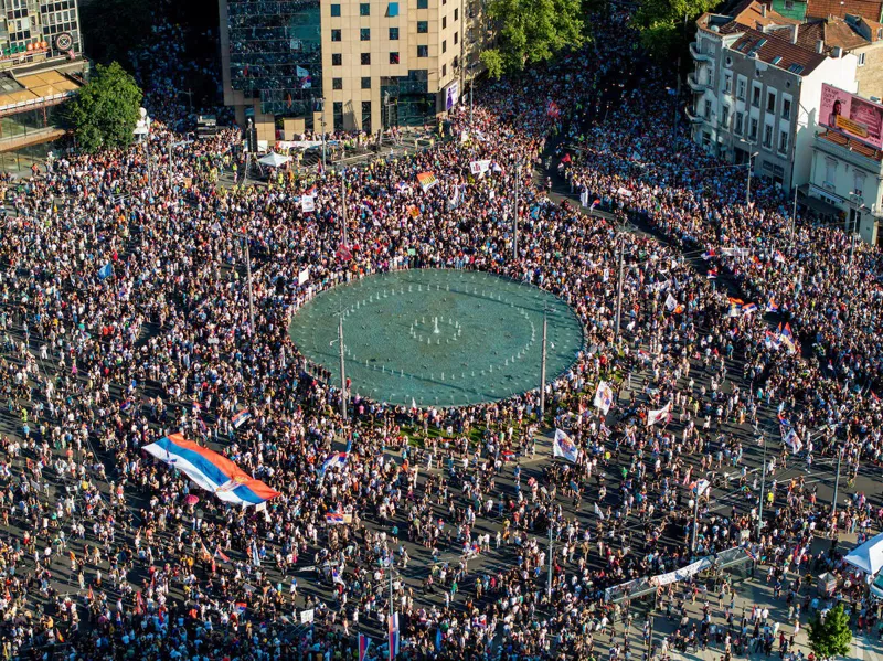 სერბეთში ვადამდელი არჩევნების მოთხოვნით საპროტესტო აქცია მიმდინარეობს
