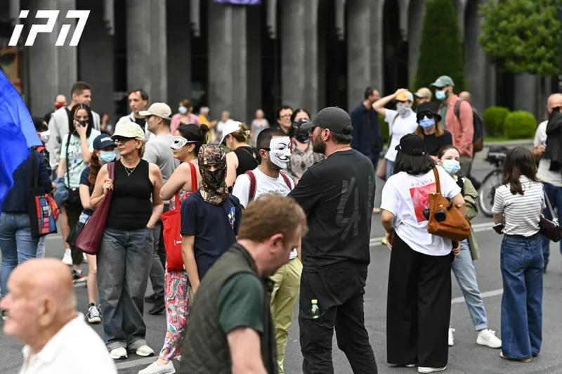 抗议者正在鲁斯塔维利大街聚集：交通被阻塞