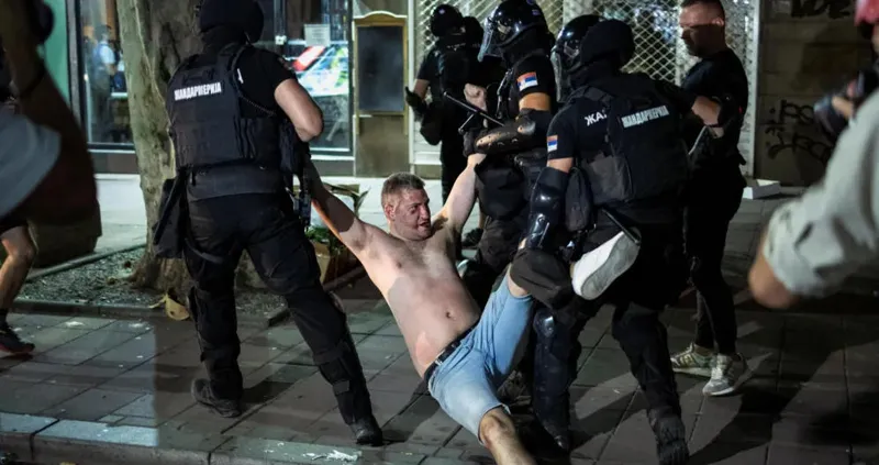 В Белграде, на акции с требованием о назначении досрочных выборов, полиция применила слезоточивый газ – Задержаны десятки протестующих