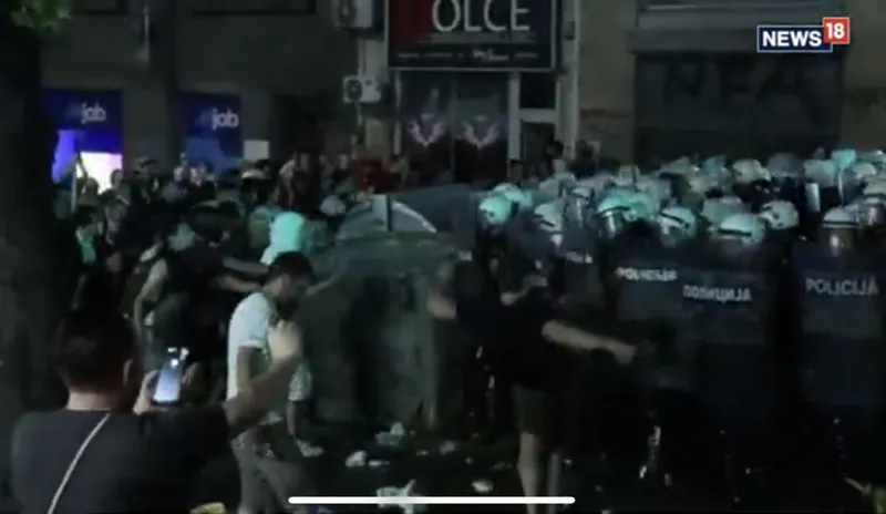 სერბეთის დედაქალაქში ვადამდელი არჩევნების მოთხოვნით მიმდინარე აქციაზე ვითარება პერიოდულად იძაბება - დემონსტრანტებსა და სპეცრაზმს შორის შეხლა-შემოხლაც მოხდა