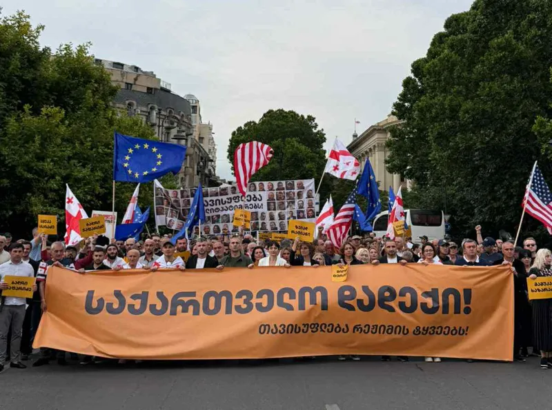 „ძლიერი საქართველოს“ მხარდამჭერები ლოზუნგით: „თავისუფლება რეჟიმის ტყვეებს“ რუსთაველის გამზირზე აქციას შეუერთდნენ