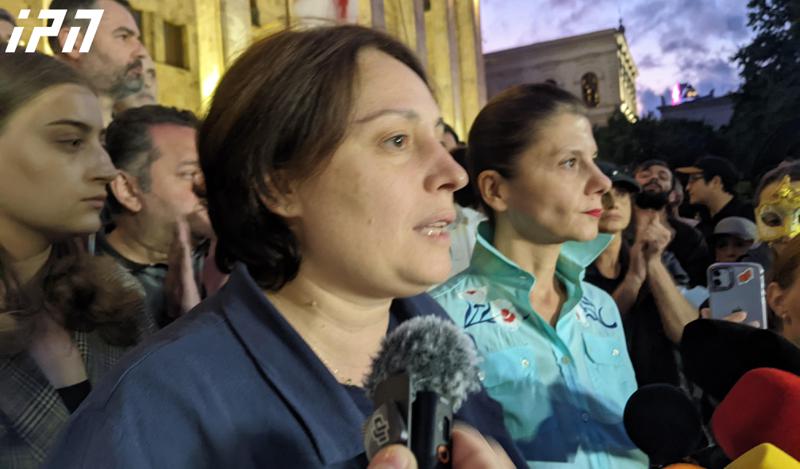 埃琳·霍什塔里亚和格德万·波普哈泽结束绝食抗议。