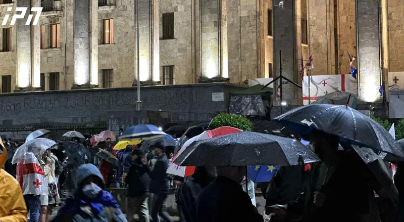 პარლამენტთან საპროტესტო აქცია მიმდინარეობს - მოქალაქეებმა რუსთაველის გამზირი გადაკეტეს