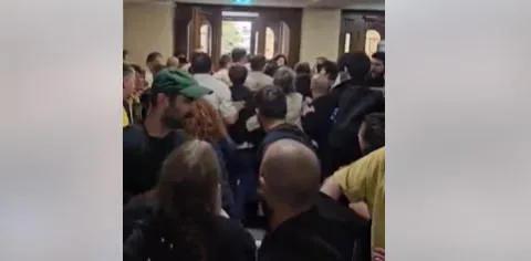 在第比利斯市法院，法庭执行官与公民之间发生了对抗。