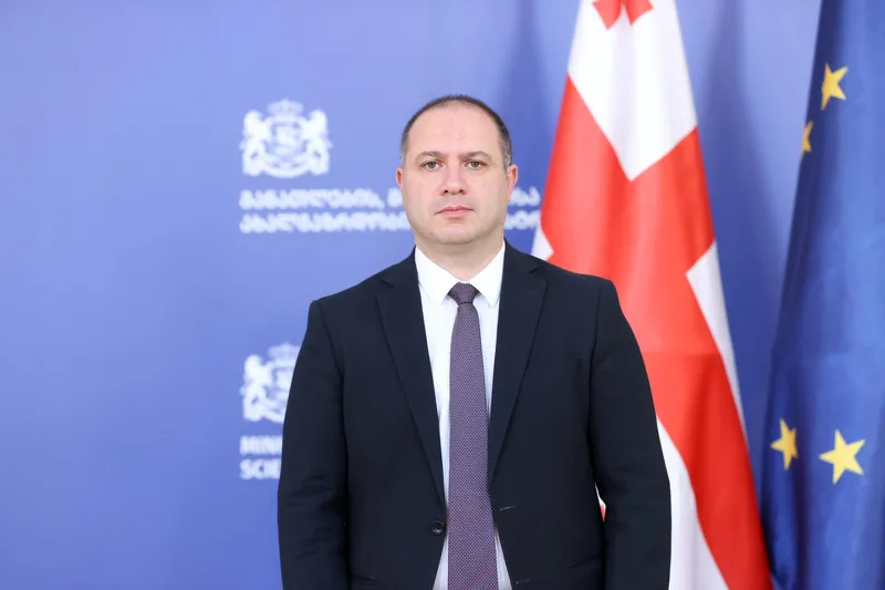 განათლების მინისტრი აბიტურიენტებს მიმართავს და წარმატებებს უსურვებს