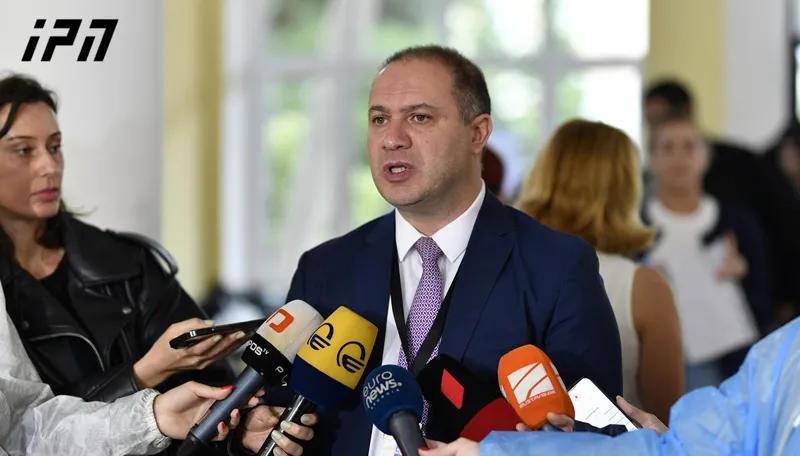 Givi Mikanadze 对记者说：你可笑又可怜。Irakli Kobakhidze 没有撒谎；他说我是阿姆斯特丹自由大学的博士生——我的简历上写着 "candidate"，这可以被解释为授予的学术学位。