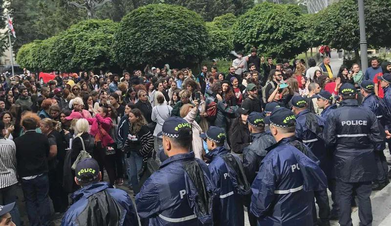 21岁的Giorgi Mindadze被判处5年监禁，这在第比利斯市法院的院子里引发了喧闹和对抗。