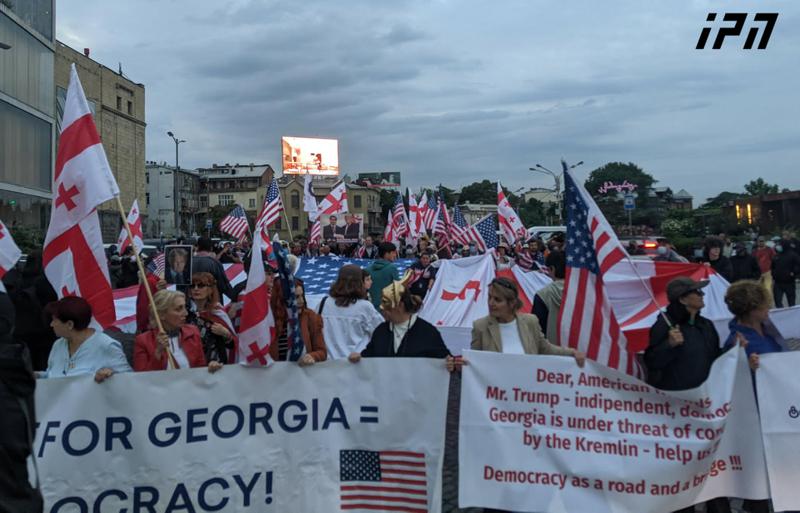 献给美国独立日的游行正在第比利斯进行中。