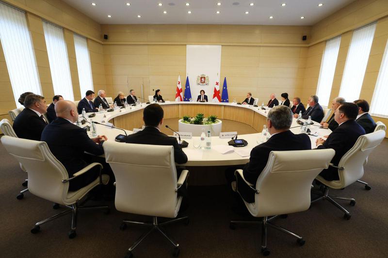 政府行政：政府将在不久的将来向公众提出高等教育改革的概念。