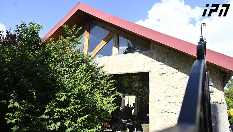 在阿列科·阿赫韦利亚尼的住所，调查行动已经完成，据可用的信息显示，托尼克·里日瓦泽企图自杀。