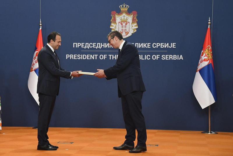 格鲁吉亚驻希腊和塞尔维亚共和国大使向塞尔维亚总统递交了国书。