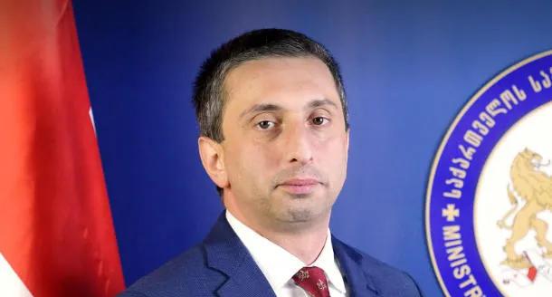 据外交部欧大西洋一体化部门主任托尼克·法鲁拉瓦称，他被从外交部解雇，他的妻子也被从议会欧洲一体化委员会的职员中解雇。