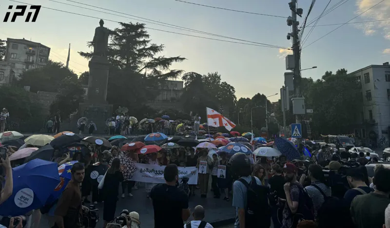 რუსთაველის მეტროს მიმდებარე ტერიტორიიდან ქალების მარში დაიწყო