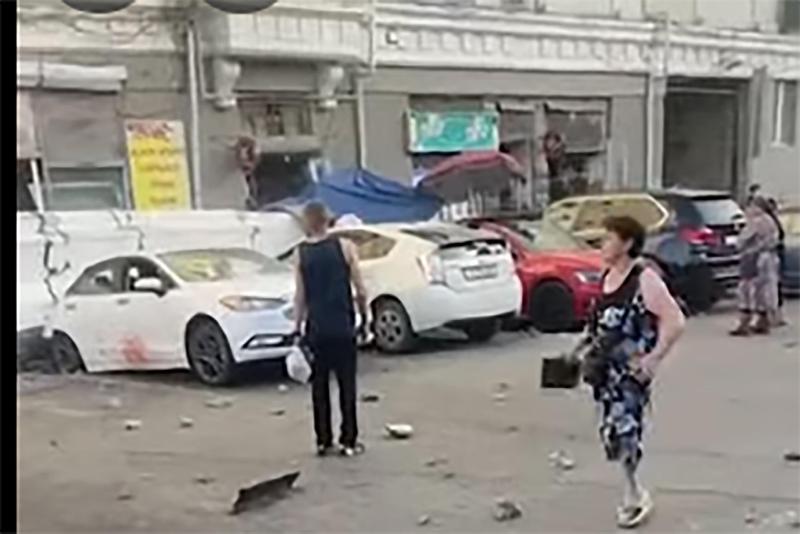 MIA: 消防队员立即疏散了车站广场倒塌建筑周围的区域——该区域正在清理碎片，积极的搜救行动正在进行中。