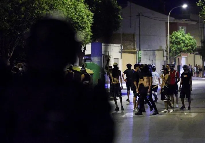 Reuters - ესპანეთში პოლიციამ ულტრამემარჯვენე ჯგუფებსა და მიგრანტებს შორის დაპირისპირების შემდეგ რვა ადამიანი დააკავა